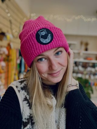 Konečně vám můžu ukázat nové kulichy se semišovou nášivkou! 🖤 A když venku už chumelí❄️, je nejvyšší čas pořídit si něco...